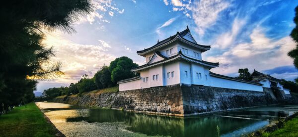 Un temple à la tombée de la nuit à Kyoto. La couleur du ciel a un magnifique dégradé de couleur.