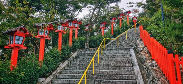 Les marches qui mènent à un temple.