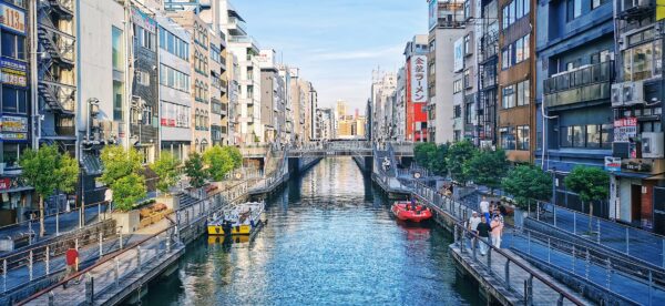 Un canal en pleine ville avec des buildings de chaque côté.