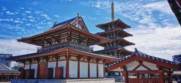 Un ensemble de bâtiments d'un temple rouge et blanc.