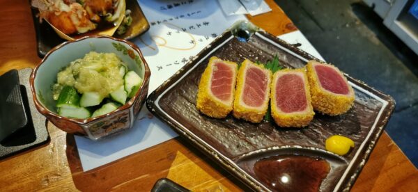 Des sushis au saumon avec des petits plats d'accompagnement.