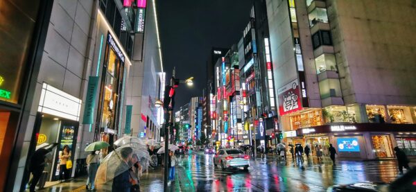 La ville (Tokyo) avec de magnifique lumière qui reflètent sur le sol mouillé dû à la pluie.