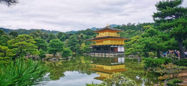 Un temple recouvert de feuille d'or, au milieu d'un lac à Osaka